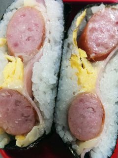 ハムエッグとウインナーチーズのおにぎらず-レシピのメイン写真