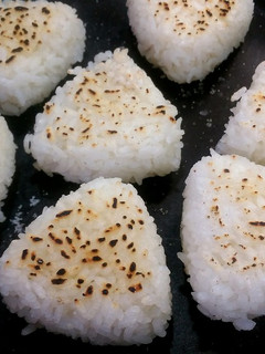 残りご飯でおばあちゃんの味!塩焼おにぎり-レシピのメイン写真