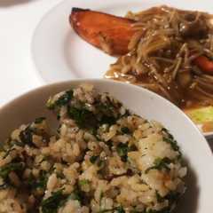 รูปของ 簡単！間引き菜大根と塩昆布の混ぜご飯