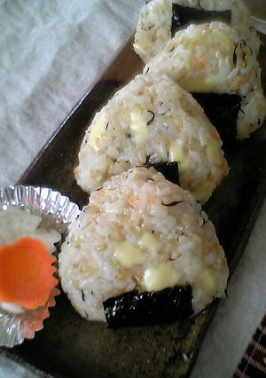 さけフレークとチーズdeおにぎり-レシピのメイン写真