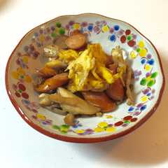 รูปของ 舞茸とウィンナーと卵のマヨ炒め☆