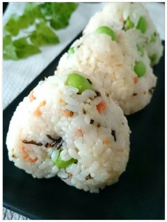 朝食やお弁当に★枝豆塩こんぶ鮭のおにぎり-レシピのメイン写真
