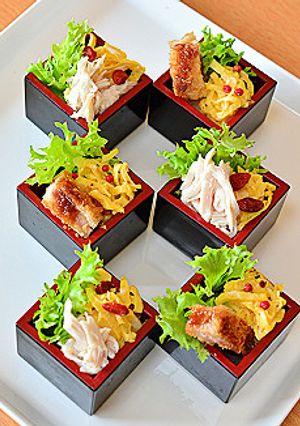 マスに入ったおすし☆ 蒸し鶏＆トンカツ-レシピのメイン写真