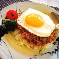 รูปของ キーマカレーの目玉焼きのっけ♡