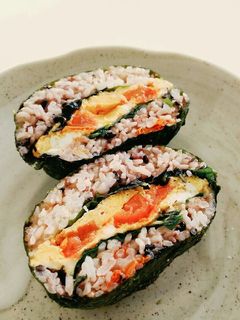トマトご飯とトマトの卵焼きのおにぎらず-レシピのメイン写真
