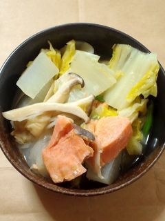 たっぷり野菜と鮭の中華風スープ-レシピのメイン写真