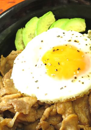 【絶品】豚肉とアボカドのロコモコ風丼♪-レシピのメイン写真
