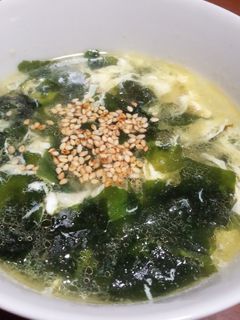主婦一年生が作る、卵とわかめの中華スープ-レシピのメイン写真