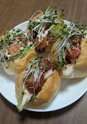 サーモンポキとロティサリーチキンサンド-レシピのメイン写真