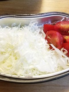 飯盒(はんごう)でキャベツとトマトサラダ-レシピのメイン写真