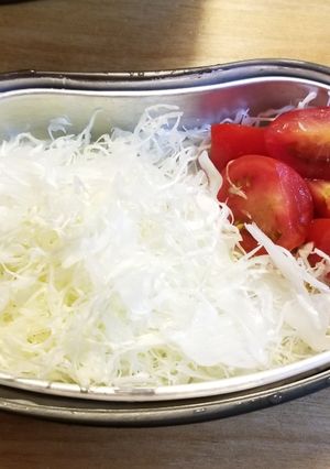 飯盒(はんごう)でキャベツとトマトサラダ-レシピのメイン写真