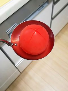 トマト1個だけなら!お玉で湯剥き♪-レシピのメイン写真