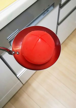 トマト1個だけなら!お玉で湯剥き♪-レシピのメイン写真