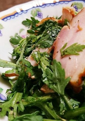 春菊とスモークチキンのサラダ-レシピのメイン写真