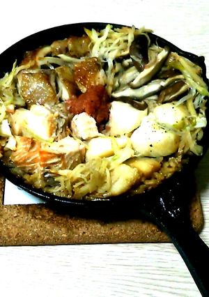スキレット炊き込みご飯！鶏鱈鮭茸秋の旬味-レシピのメイン写真