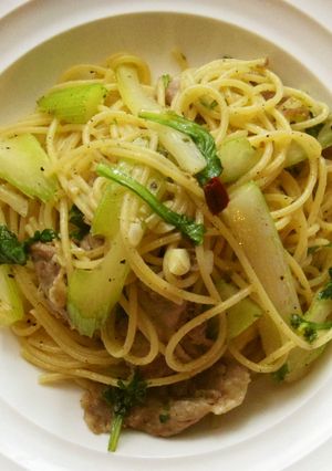 簡単！セロリたっぷりのペペロンチーノ-レシピのメイン写真