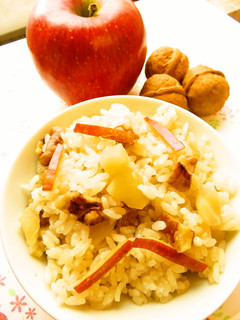 ☺秋満載♪りんごとくるみの炊き込みご飯☺-レシピのメイン写真