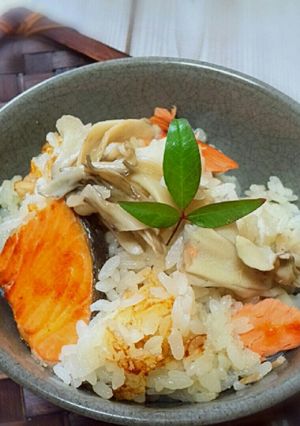 燻製しおで！焼鮭と舞茸の炊き込みごはん！-レシピのメイン写真