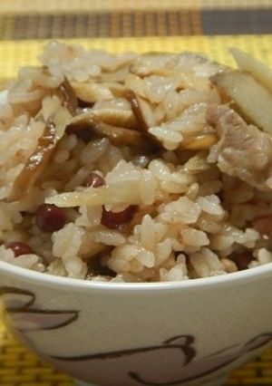 赤飯のもとで豚と牛蒡とキノコの炊き込ご飯-レシピのメイン写真