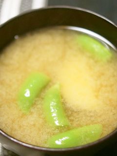 さつま芋とスナップエンドウの味噌汁-レシピのメイン写真