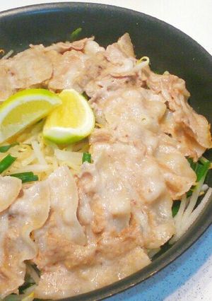 ニラともやしと豚バラで作るフライパン蒸し-レシピのメイン写真