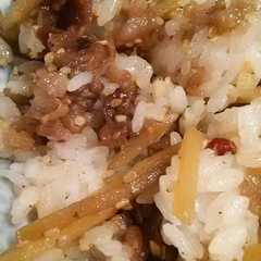 รูปของ 牛肉とごぼうの混ぜご飯