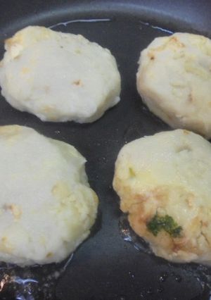 リメイク里芋の煮物でチーズお焼き-レシピのメイン写真