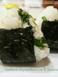 彼に好評。苦うま春菊ごま炒め(おにぎり)-レシピのメイン写真