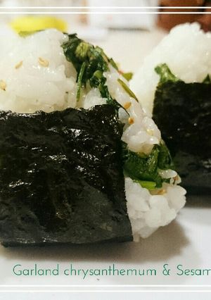 彼に好評。苦うま春菊ごま炒め(おにぎり)-レシピのメイン写真
