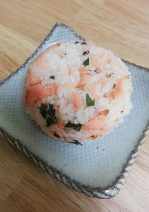 焼き鮭と大葉とゴマのおにぎり-レシピのメイン写真