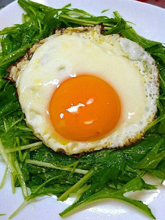 簡単で美味しい!水菜と目玉焼きのサラダ♪-レシピのメイン写真