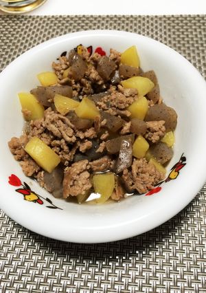 こんにゃくと豚挽肉で作るそぼろ煮-レシピのメイン写真