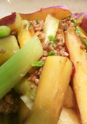 さつま芋とセロリのそぼろ炒め〜お弁当にも-レシピのメイン写真