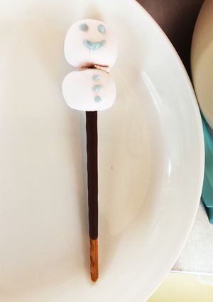 子供はきっと喜ぶ（はず）雪だるまポッキー-レシピのメイン写真
