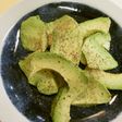 アボカド 切らずに塩と黒胡椒を振るだけ
