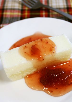 簡単ヨーグルトケーキ～苺ソース～-レシピのメイン写真