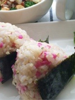 紅芯大根とヘンプナッツのおにぎり-レシピのメイン写真