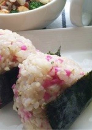 紅芯大根とヘンプナッツのおにぎり-レシピのメイン写真