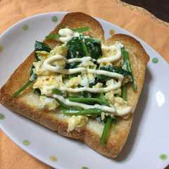 รูปของ 朝食に☆ホウレンソウと卵のトースト
