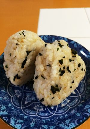 簡単！ゴマ香る！ワカメとしらすのおにぎり-レシピのメイン写真