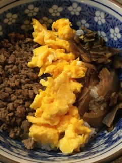 肉そぼろ丼 椎茸の甘辛煮添 お弁当でも!-レシピのメイン写真