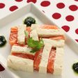 サーモンと塩麹漬け豆腐、春菊ソースで