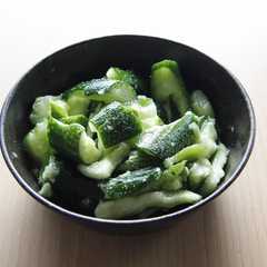 รูปของ ごま油と塩味しみしみのたたき胡瓜