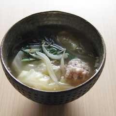 รูปของ 生姜とニンニクでぽかぽか肉団子スープ