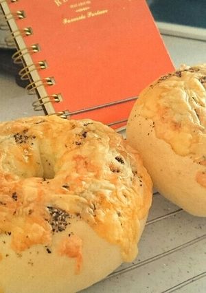 チーズとブラックペッパーのベーグル-レシピのメイン写真
