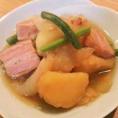 รูปของ ジャガイモとベーコンのこっくり煮物