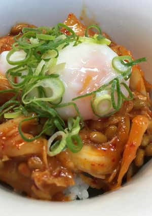 楽うま☆納豆とキムチの温玉丼-レシピのメイン写真