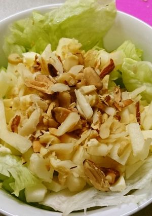 リンゴ＆ナッツでワインのお供用サラダ-レシピのメイン写真