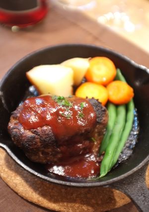 スキレットで！熱々ジューシィハンバーグ♪-レシピのメイン写真
