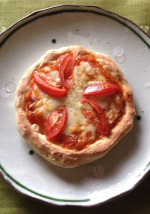 【簡単】シンプルなトマトのピザ-レシピのメイン写真